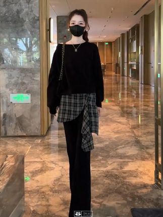 #秋季穿搭 #时尚套装 #斜肩卫衣 #拼接格子微喇裤 #洋气减龄