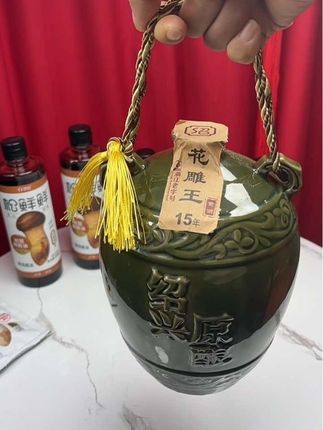 绍兴十五年陈酿花雕酒,精选优质糯米,用鉴湖水源循古法酿造。酒液如焦糖琥珀般流光,口感醇厚绵密,香气浓郁。手提陶瓷密封坛存储,留存原始风味,每口都是经典。#绍兴黄酒 #绍兴花雕酒 #十五年陈酿 #传统老坛 #好物推荐🔥