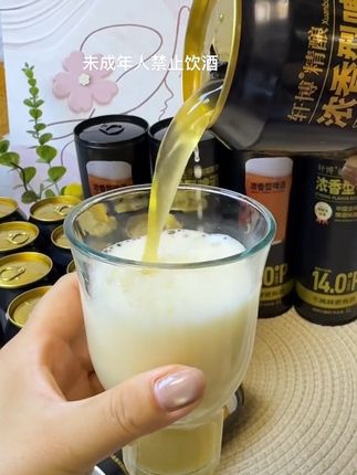 夏天吃烧烤,怎么能少得了#轩博精酿啤酒 配料只有水,大麦芽,小麦,酵母和啤酒花,口感醇正,泡沫绵密,色泽金黄,麦香浓郁超好喝#啤酒#精酿啤酒 #冰镇啤酒