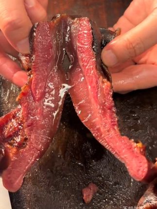 四川正宗柴火烟熏腊猪拱嘴,软糯可口,皮质厚实有嚼劲。越嚼越香,腊味浓郁,太香啦,你也喜欢吃吗?#妈呀太香了#农村美食#腊味#大口吃肉