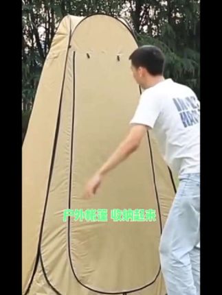 户户美超市上新一款户外沭浴帐篷,户外出行的时候可以选择这一款户外帐篷,里面有三个天窗,花洒放在顶部很方便,侧面可以放手机。洗澡的时候,上厕所的时候都可以用它,更衣的时候也可以用用,底下有一个侧线,可以在地上扎根,收纳起来也很方便,天窗打开,透气手机都可以放在里面,有个侧门,水倒上去以后马上就可以沥干,侧门很方便,而且也很封闭。不管是户外旅行、钓鱼都可以用到,它还可以当更衣室,折叠起来很方便,家里有老人小孩用上去以后都可以选择这一款户外帐篷,收纳起来,一折一叠,一拉一收,很方便的,大家看一下,你问选择那一款,我就选择这一款户外沐浴帐篷,厕所、天窗、手机、衣服都可以放。#露营帐篷 #户户美超市