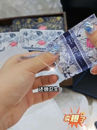 卫生巾用完了就不要再用那些杂牌了,现在软风研究社出了一款更划算的,它每一片都是独立包装的,还带有蚕丝蛋白和玻尿酸的精华,对我们女性特别友好。它的设计也很贴心,是超薄透气的。夏天用也不会觉得闷热不舒服。这么好的卫生巾还不快囤起来吗…#好物推荐分享 #好物推荐🔥 #自用好物推荐
