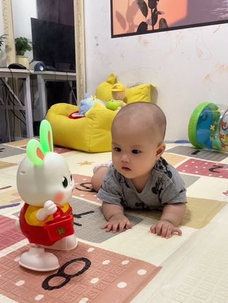 给女儿买的小福兔,可值了,每天都爬着玩好久,能很好的锻炼追视力和专注力,还能练习抬头#萌娃日常 #宝妈带娃解放双手