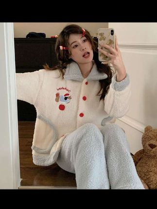 我的妈耶~这是什么小可爱降临,蓝白红撞色的腊肠狗睡衣也太软萌舒服了#在家也要美美哒 #秋冬氛围感 #保暖穿搭 #睡衣#强烈推荐