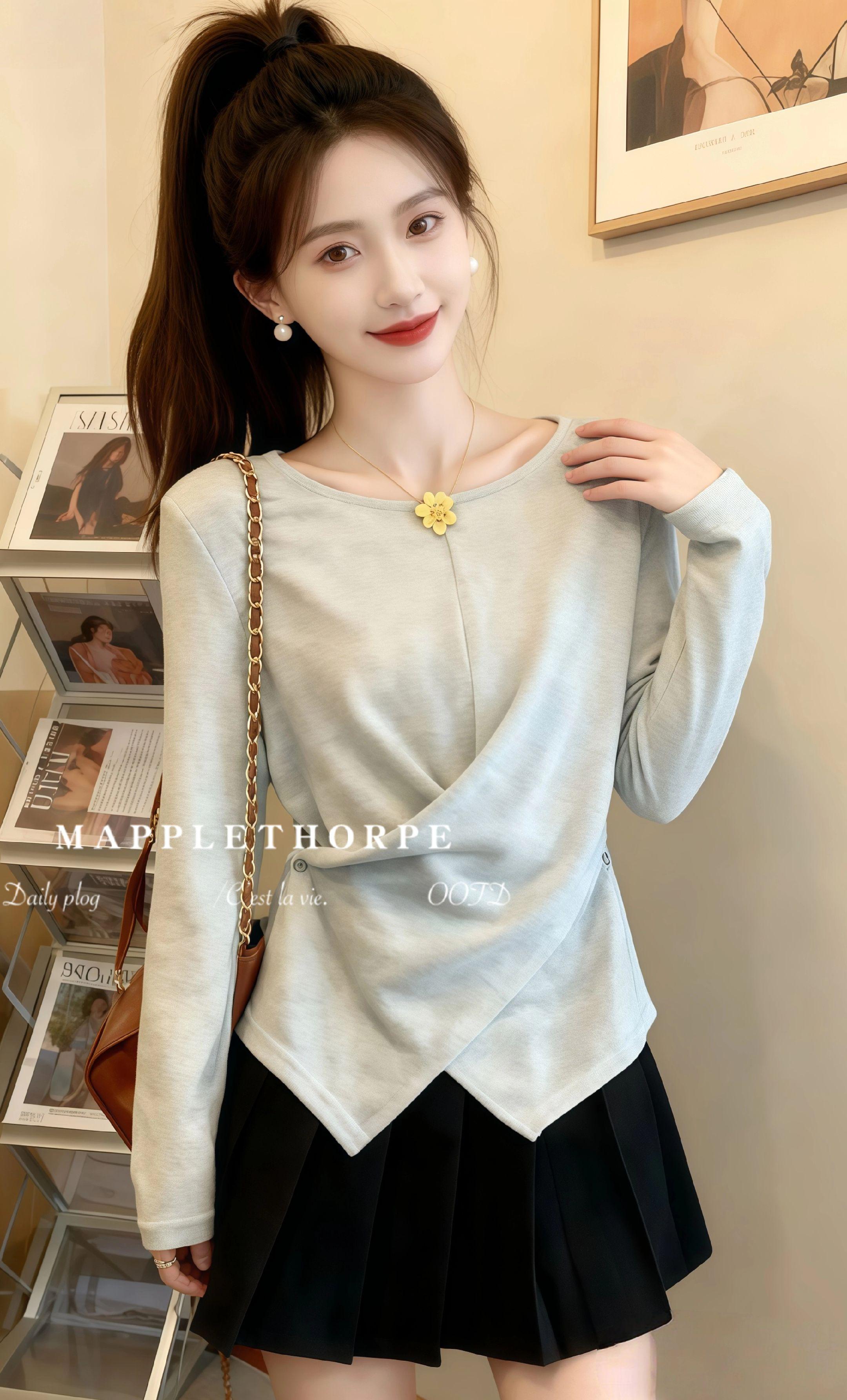 【这件设计感上衣,让你轻松穿出氛围感】 还在愁没衣服搭?这件米白色交叉设计长袖上衣来救场! 柔软亲肤的面料,穿上就像被云朵包裹~ 交叉剪裁超显腰线,不管是配图里的浅蓝牛仔裤,还是搭条小短裙,都能穿出随性又精致的感觉。日常出街、约会通勤,一件搞定多种风格! #早秋不费力显贵穿搭#简单休闲穿搭 #穿出自己的风格 #谁穿谁好看#气质减龄穿搭@抖加🔥上热门🔥dou+🔥热点宝
