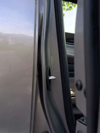 我们原车车门锁是裸露的原生钢,关门震动声音大,时间长了容易引起车门内饰件异响,下雨天还会生锈,快来安排这个专用的门锁硅胶防护垫缓冲减震,外观也好看了很多#门锁保护盖 #日产 #日产轩逸 #车品