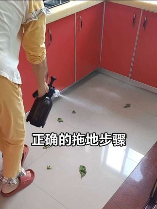 拖地半小时,晾干两小时?地面水渍拖不干净、头发缠满拖布、边角污渍拖不到?普通拖把又重又难洗,清洁完腰都快断了?试试这个魔术扫把湿刮!地面清洁直接“开挂”,✅ 硅胶刮头超丝滑,地面水渍、汤汁、灰尘一推就净,不留水痕不沾毛,光脚踩都不沾灰,✅ 头发克星实锤!宠物毛、掉发被刮头“一网打尽”,再也不用蹲地上捡头发、拆拖布摘毛 #懒人清洁 #家居好物 #拖地神器#魔术扫把