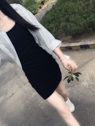 人最大的不值,就是把宝贵的时间和真心,透支给一个压根不珍惜你的人。别拿尊严,去迁就一个不爱你的人;别拿时间,去浪费一份不属于你的情。#穿搭#夏季新款#面料舒适柔软