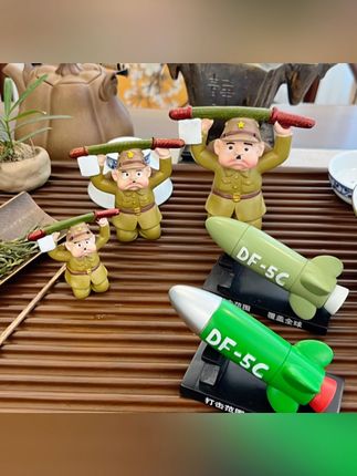东风5c变色茶宠日本大兵下跪摆件喝茶把玩茶台摆件桌面装饰中控台#变色茶宠 #茶宠摆件 #太好玩了