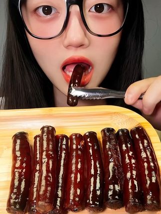 焦黑焦黑的小甜肠来啦!香喷喷! #美食 #超好吃 #美食声控 #太好吃了 #馋哭了