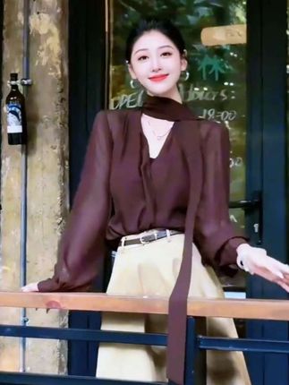 2025早秋新款女韩系穿搭修身V领飘带长袖上衣气质高腰显瘦半身裙#上衣#半裙 #减龄穿搭 #谁穿谁好看 #时尚女装