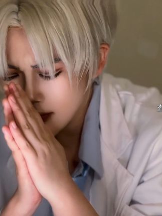 “第一次为你流下眼泪的那天,我就失去了离开你的勇气。” 幸好… 这次报告的检测结果是我祈祷的结果。 #cos #查理苏 #光与夜之恋 #查理苏cos