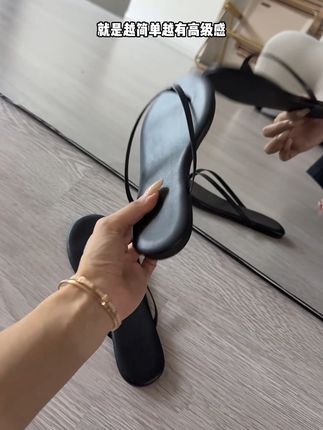 巨百搭的人字拖 今年夏天穿它就够了#极简风 #鞋子推荐 #时尚单品