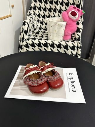 姐妹们,没想到我才花了几十块钱就给我闺女买到了一双复古玛丽珍单鞋,也太好看了吧#女童穿搭#女童公主鞋#女童玛丽珍小皮鞋#小女孩复古皮鞋