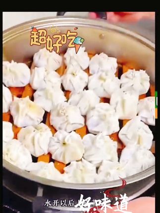 呼市烧麦皮,薄如蝉翼的舌尖艺术 揉进阴山雪水的面团,在老师傅掌心醒成月光的质地。擀面杖每转一圈,就卷进一缕青城的风,直到面皮薄得能透出指腹的纹路,像给馅料披上半透明的云纱。#美食#美食分享 #好物推荐🔥