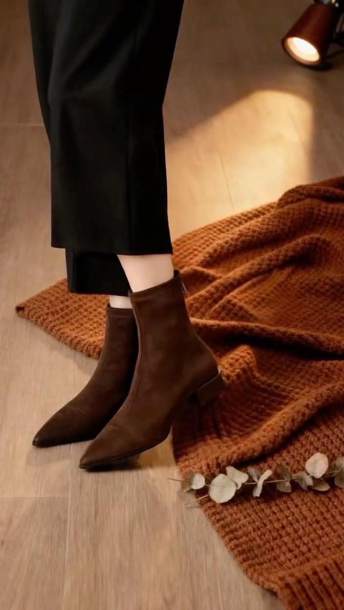 2025秋冬新款法式尖头短靴太懂穿搭了!弹力设计贴合脚型,视觉上悄悄显瘦,裸靴长度刚好修饰脚踝线条。 后拉链穿脱方便,平底款式日常走路、通勤都轻松。小众款不撞款,配裙子、牛仔裤都很有格调。 #法式尖头短靴 #秋冬瘦瘦靴 #百搭裸靴 #平底通勤靴 #新款女短靴