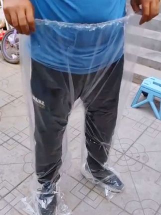 找了好久,终于找到了这种防水裤,能够直接把脚和腿全部包起来,就算下再大的雨,也不怕鞋子和裤子被淋湿了#封脚雨裤#雨天必备#经济又实惠