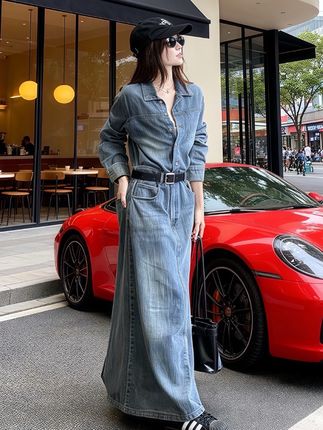 这条牛仔长裙也太有格调了!翻领设计经典又耐看,腰间的黑腰带一收,比例瞬间绝了~ 长袖款日常穿很实穿,搭配黑包包和小皮鞋,走在都市街头,随性又时髦,这种风格真的很戳人,日常出街选它准没错~ #今日穿搭分享#穿搭第一步#秋冬穿搭大揭秘#秋冬都市硬核穿搭#秋冬穿搭新鲜感在线