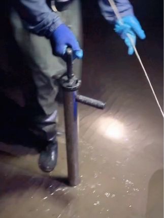 这款不锈钢抽虾器专为捕捉皮皮虾、泸沽虾、海肠设计,坚固耐用,耐腐蚀,操作简单,对准洞口,一插一抽,小海鲜轻松到手,赶海效率直线上升,带你享受收获满满的快乐!#户外赶海抓海鲜 #赶海生活 #赶海工具 #抽虾器
