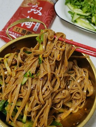 现在家里都是吃着粗粮,面条,杂粮面条,这个红薯面条就非常的好