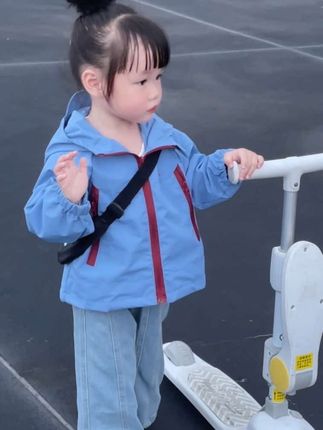 怎么说呢 就是希望她永远比我幸福一些 因为她的妈妈是我永远是我 我时常告诉自己人间都是只来一趟 只要孩子开心快乐怎么都行! 她很快就会长大 也就两三年吧 千万别急 别想太多 好好带娃 好好生活 万物有裂隙那是光照进来的地方 与自己和解 不完美才是人生#我的女孩👧🏻
