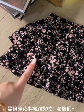 任何人没有这个黑粉碎花裙我都会伤心的好吗! #夏季穿搭 #夏天该有的样子 #今日穿搭 #遮肉显瘦穿搭 #小裙裙