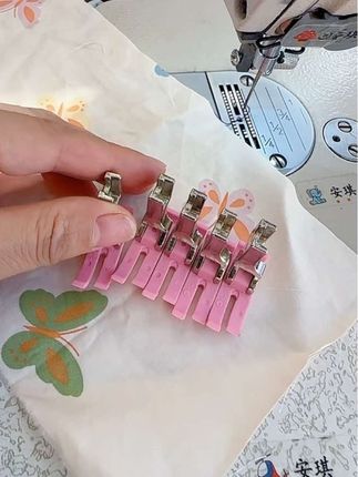 我很喜欢用这个粉色塑料压脚,看着就得劲#塑料压脚#缝纫日常#服装厂#服装制作