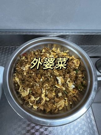 #外婆菜 #外婆菜炒鸡蛋 去好友家吃过几次饭.她家饭桌上都有这道外婆菜炒鸡蛋.按照好友教我的理论.放点油.酱油和蚝油炒一炒.我家的油放少了.多放一点油那就和好友炒的味道是一样的.她说炒饭也好吃呢.但是我不敢吃蛋炒饭啊😂