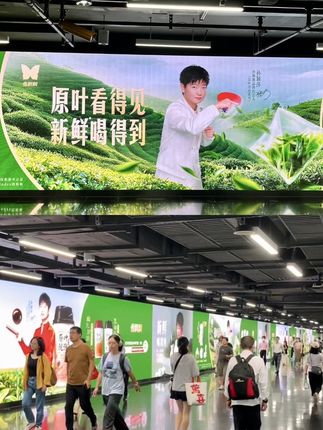 陆家嘴长廊!!!全是孙颖莎!! #孙颖莎 #孙颖莎加油 #孙颖莎香飘飘 #向全世界安利孙颖莎