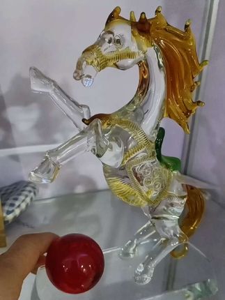 水晶马摆件 这是一款非常特别的摆件——12吉祥物水晶马摆件。这款摆件以12吉祥物中的马为原型,采用了简约的设计风格,表盘材质为人造水晶,整体造型非常精致。它不仅可以作为家居装饰品,还可以作为礼物送给家朋好友,是一款非常实用的商品。这款12吉祥物马摆件非常适合放在客厅、卧室、书房等地方,可以为空间增添一份独特的氛围。同时,它也可以作为办公室的装饰品,为工作环境增添一份生机。#水晶马摆件 #居家好物 #精美饰品 #马踏飞燕 #马到功成 龙马精神
