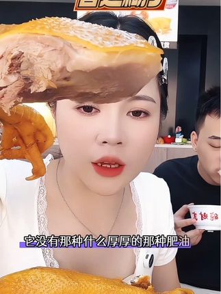 每次一想到吃这个盐焗鸡都会流口水,真的很好吃,甄选养足260天老鸡,皮薄肉质紧实,很香很入味很有嚼劲,#妈呀太香了 #盐焗鸡 #太好吃了
