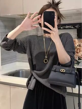 韩系设计感下摆提扣针织衫女秋冬新款百搭简约休闲纯色毛衣#韩系休闲简约穿搭 #脱掉外套也好看的针织衫 #一分钟看懂巴黎时装周 #晒晒我的秋日穿搭 #超实用的秋季面试穿搭