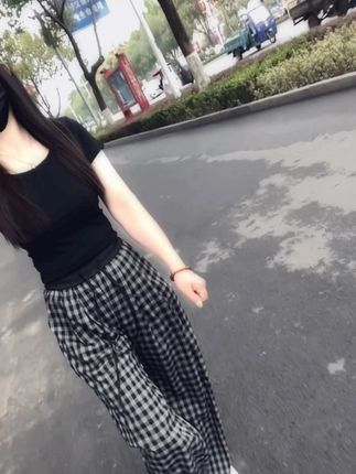 别人没把你放在眼里,你又何必放在心里,别人对你毫不在意,你又何苦死心塌地!若不被在乎,要学会转身,若不被珍惜,要懂得放弃,握不住的沙,不如扬了它…#穿搭