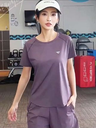 姐妹们,夏天好看透气的跑步运动健身瑜伽套装来啦,速干面料柔软舒适,后腰小口袋可放手机,设计美观解放双手,可以沉浸式运动,多色可选随意搭配! #秀出我的夏日户外穿搭 #运动穿搭 #健身穿搭 #跑步穿搭 #太热了我需要清凉穿搭