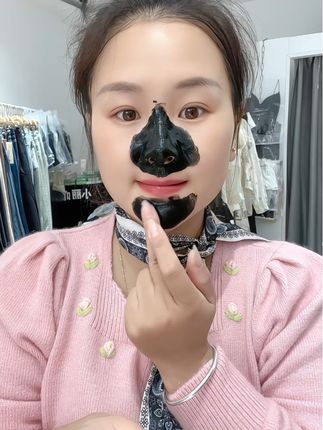 #拒绝草莓鼻 这款去黑头鼻膜好多姐妹都说好用,我也买来试试,撕拉的强力超过一般的鼻贴膜,真的特别爽!细小的粉刺都能粘下来#去黑头鼻贴推荐#护肤