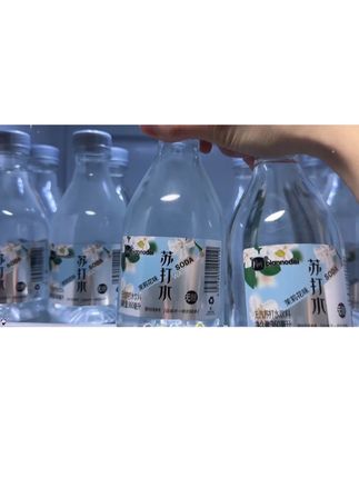 就这个一块多一瓶的片断苏打水,听说是所有女生后备箱的标配!真的好喝到离谱!超爱这个茉莉花味!刚打开就闻到清新的茉莉花味,入口茉莉花味浓郁,清润甘甜,真的巨好喝!还有还有还富含多种微量元素,0糖0卡,喝起来每负担,像我这样平时不爱喝白水的可以试试这个!#好喝不贵 #谁懂啊真的很好喝 #仙女都在喝什么 #口感非常好 #解腻饮料