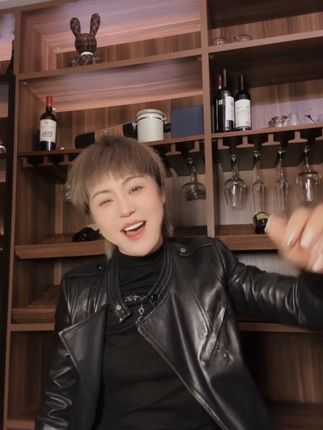 看过来,新发型😎👉@星叶服饰