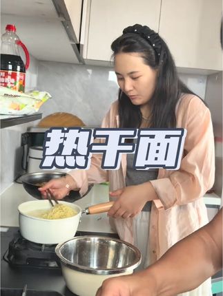 正宗武汉热干面,面条裹满麻酱,一口下去太满足了!#太好吃了 #美食 #太香啦 #银花好物推荐