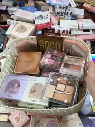 速速来呀！这里什么美妆都有，都放不下了！ 快来拿呀！早上7.30开始，超多的化妆品，公主们 赶快直接拿走！#平价彩妆 #唇釉 #唇泥 #彩妆 #假睫毛