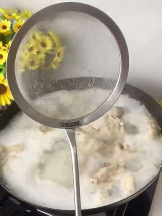 这个漏勺的网孔细腻,平时家里煮汤时如果有浮沫,用它捞掉特别方便。还有家里炸东西多的油也可以用它来过滤。#打沫勺 #厨房好物 #每日分享 #生活好帮手 #实用好物