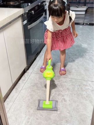 #创作灵感 小朋友总是喜欢模仿大人,我给宝宝安排了这个好玩又有趣的拖把,可以锻炼孩子的手眼协调能力和身体平衡感,培养专注力,养成整洁的好习惯#好物推荐🔥 #儿童玩具 #益智玩具 #宝妈推荐