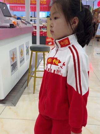 国庆节快到了,提前给宝贝准备了这套中国红三件套,又国潮又喜庆,面料柔软舒适,男女宝都可穿#儿童运动套装 #萌宝穿搭 #春秋穿搭 #谁穿谁好看系列