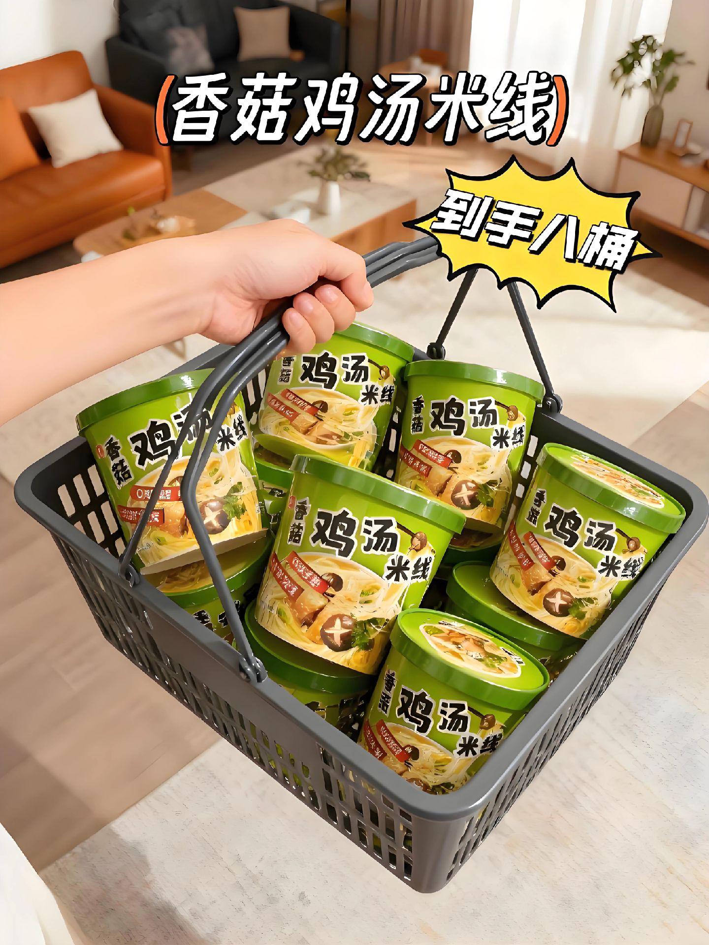 香菇鸡汤米线。宝精选优质大米制成的米线,爽滑劲道,汤底可是灵魂所在,用真材实料的鸡肉慢炖出浓郁鸡汤,金黄透亮,鲜香醇厚。搭配上肉质厚实、香气浓郁的香菇,菌香与肉香相互交融,每一口都超级满足。 #香菇鸡汤米线 #米线 #鸡汤米线 #强烈推荐 #美食