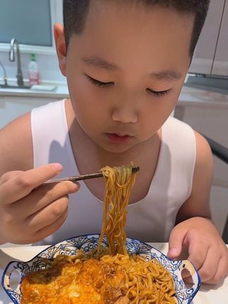 快来试试这个芯蒸呈宽面火鸡面,它真的巨好吃,而且还是大份量宽面,面条更劲道,吃起来更过瘾!这个酱汁裹满每根面条,黏糊糊的又香又辣,越吃越上头根本停不下来!爱吃辣的姐妹们一定要去尝尝,真的太好吃了,关键价格也很实惠!#太好吃了 #火鸡面 #自吃好物分享