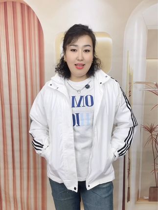 姐妹们 你们想要的冲锋衣到了 男女同款. 想要的姐妹们冲冲冲 !!#春秋新款 #新款上新