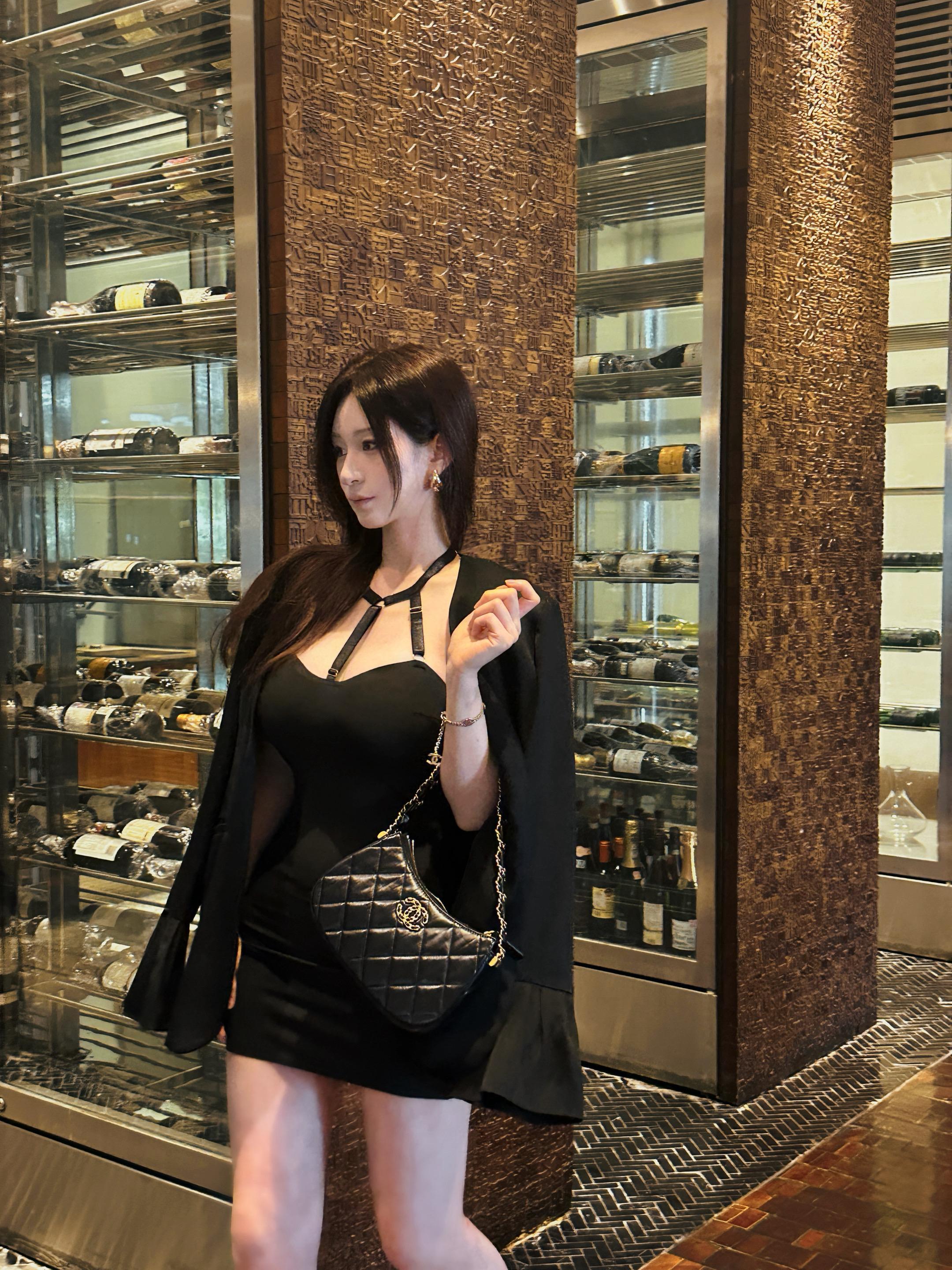 或许我们都很普通 但总有人看我们特别。#西娅姐姐 #辛西娅 #黑色系御姐穿搭 #约会穿搭