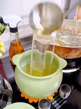 家里经常用猪油炒菜的,可以试试这个猪油罐,耐高温陶瓷烧制,还配个小勺子,非常方便!#猪油罐 #厨房好物 #自用好物推荐 #美观实用