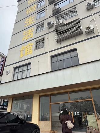 刷到一个观点,深以为然,说恋爱从来不是为了认清别人,而是为了照见自己。
谈恋爱真是一个很好的真诚的面对自己内心的时机,爱里的课题不是分辨对方的好坏,也不是计较他爱与不爱。
最后你会发现问题的核心,跟对方是一个怎样的人根本没有太大关系,对方可以很好、也可以很坏,可以是爱你的、也可以是不爱你的,可这些都不是结局的关键。
真正关键的是,你能在这段关系中照见出一个怎样的自己,然后你才会切实体会到,原来这个世界所有的关系、矛盾和问题,本质都是跟自己之间的关系。
一个人如果不爱上一个人,大概无法意识到自己居然有那么多的脆弱、自私、怪异、偏狭和不快乐。
当甜蜜褪去只剩琐碎的拉扯,我终于看见那个藏在独处时的“高尚谦卑”背后的自己。原来我也会脆弱到患得患失,自私到计较分毫,偏狭到抓着一点情绪不放,那些被独处时光粉饰的平和,碎成了一地真实的棱角。
爱里的冲突从来不是两个人的博弈,是与自己的兵荒马乱。那些因一句话耿耿于怀的瞬间,那些因一点冷落辗转难眠的夜晚,那些忍不住苛责、忍不住试探的时刻,剥开层层外衣,不过是内心的匮乏在作祟。是不够丰盈的自己,总想从别人的态度里找安全感,是不够圆满的内核,总把情绪的开关交到他人手里。
我们总在关系里跌跌撞撞,以为是对方让自己内耗,最后才会懂得,所有的拉扯,都是自我与自我的对峙。
爱里藏着甜蜜与热烈,更藏着我们不愿面对的失落与不堪,我原来是一个这样贪嗔痴慢疑这么多的人。
在一次次破坏与重建里,我才慢慢打破以往对自己的认知,明白不是因为对方让自己内耗,而是因为自己本身匮乏,不完整不圆满,内核不够丰盈自信。
自我从来不是一个坚硬的、固定的模样,它是流动的,是可以被打磨的。
原来放弃部分的自我,不是妥协,是和解。
原来所有的关系到最后,都是与自己的握手言和