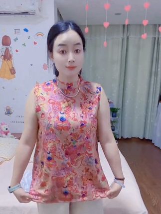 等了十多天收到衣服,某人说我今年的钱不好挣,不是买衣服就是买榴莲,这还是我第一次穿无袖的,不过上身效果没让我失望,又不贵只要穿着舒服当然要买呀!#谁穿谁好看 #夏季穿搭 #面料柔软舒适 @抖音小助手 ,不打牌不喜欢旅游到处玩,就是买衣服这点爱好了,难道就不能随心所欲吗?