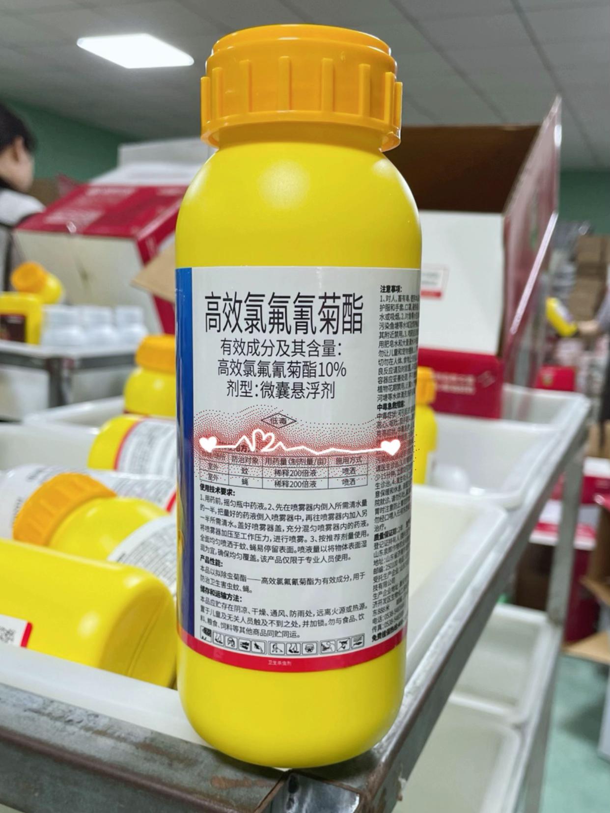 打药像给虫子“洗澡”?教你一招,让害虫说拜拜 很多老乡说,药没少打,可虫子就是反复发作。问题就出在:普通药只杀成虫,好比只打了“先锋”,却没端掉害虫的“老窝”(虫卵)! 农技站为啥常推荐 10%高效氯氟氰菊酯?就因为它的 “虫卵双杀” 本事!喷一次,既解决当前祸害的成虫,又能清剿隐藏的虫卵,药效自然更长久,让你少跑好几趟地。 500克一瓶,顶2000斤水,地里常见的害虫,不管是地上的还是土里钻的,它基本都能治。科学用药,才能真省心真省钱! #农技分享 #科学种地 #杀虫要彻底 #庄稼好医生#源头实力厂家